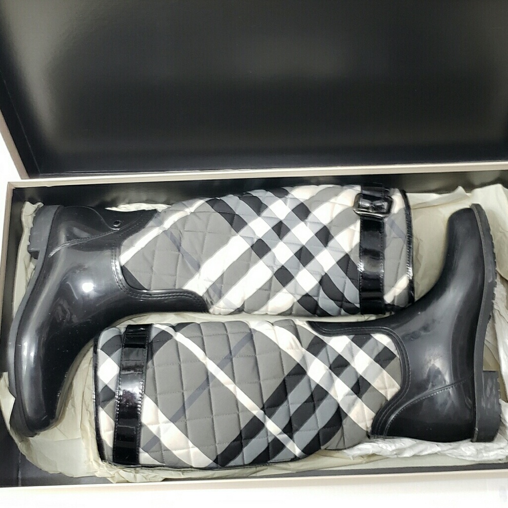 Burberry Quilted Patent Rainboot US 6 - Picture 2 of 8